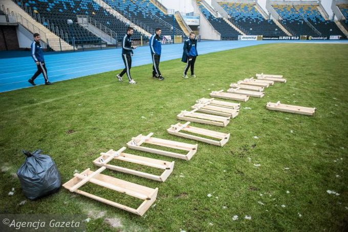 Jucatorii polonezi s-au speriat cand au vazut sicriele pe gazon