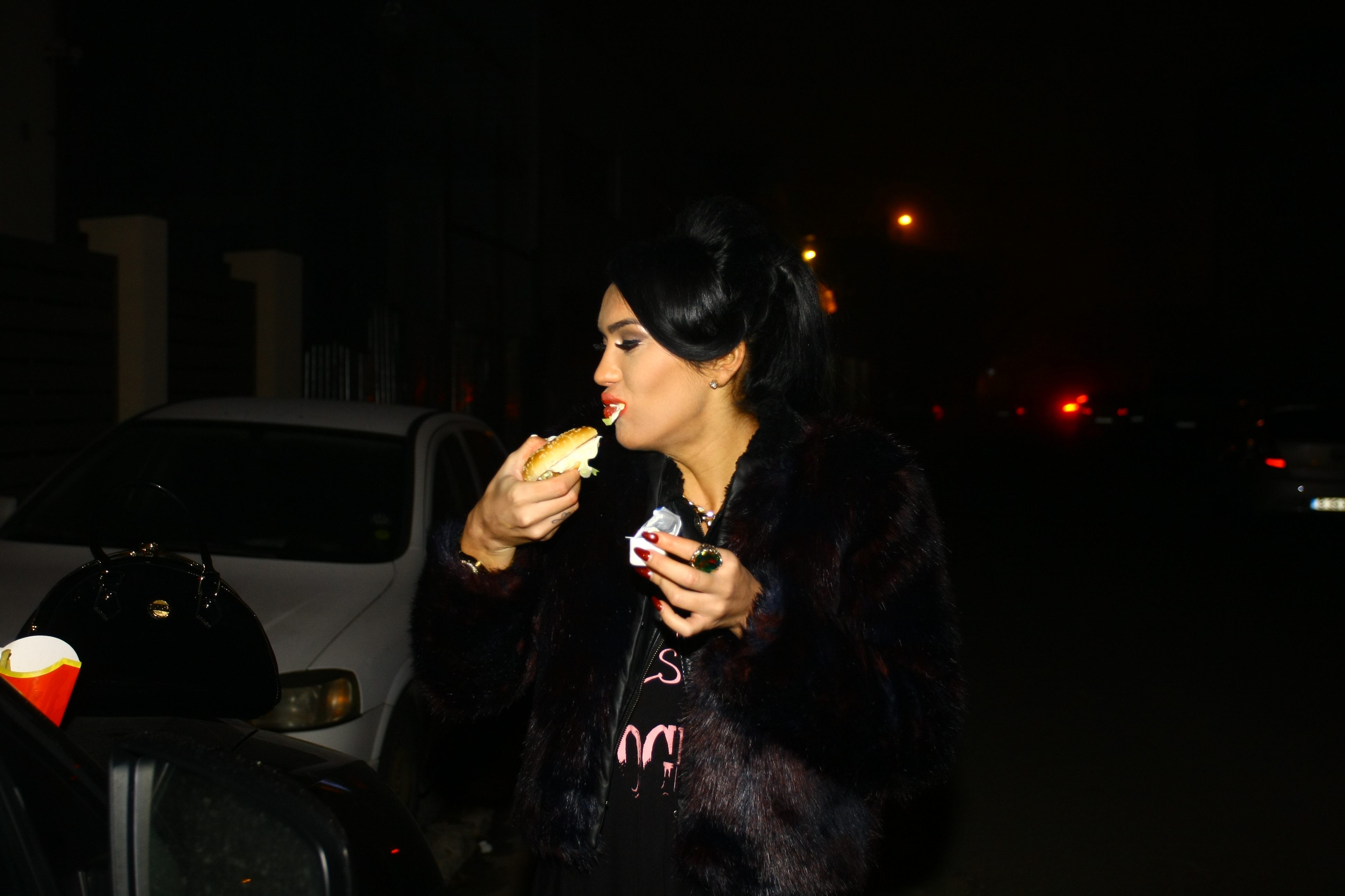 margherita masa pe capota masinii