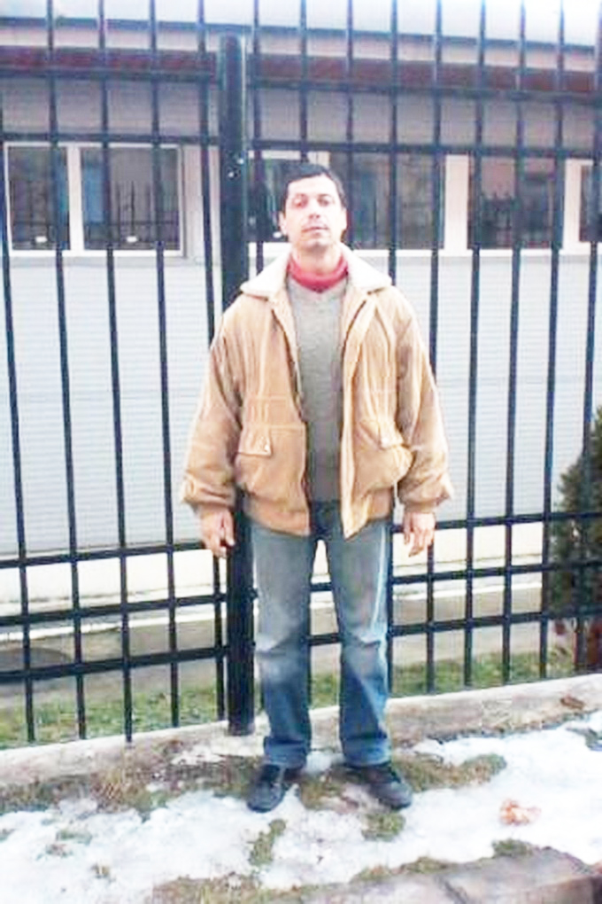 Sebastian locuieste in Brasov si este ajutat cu bani de mama si neamurile lui