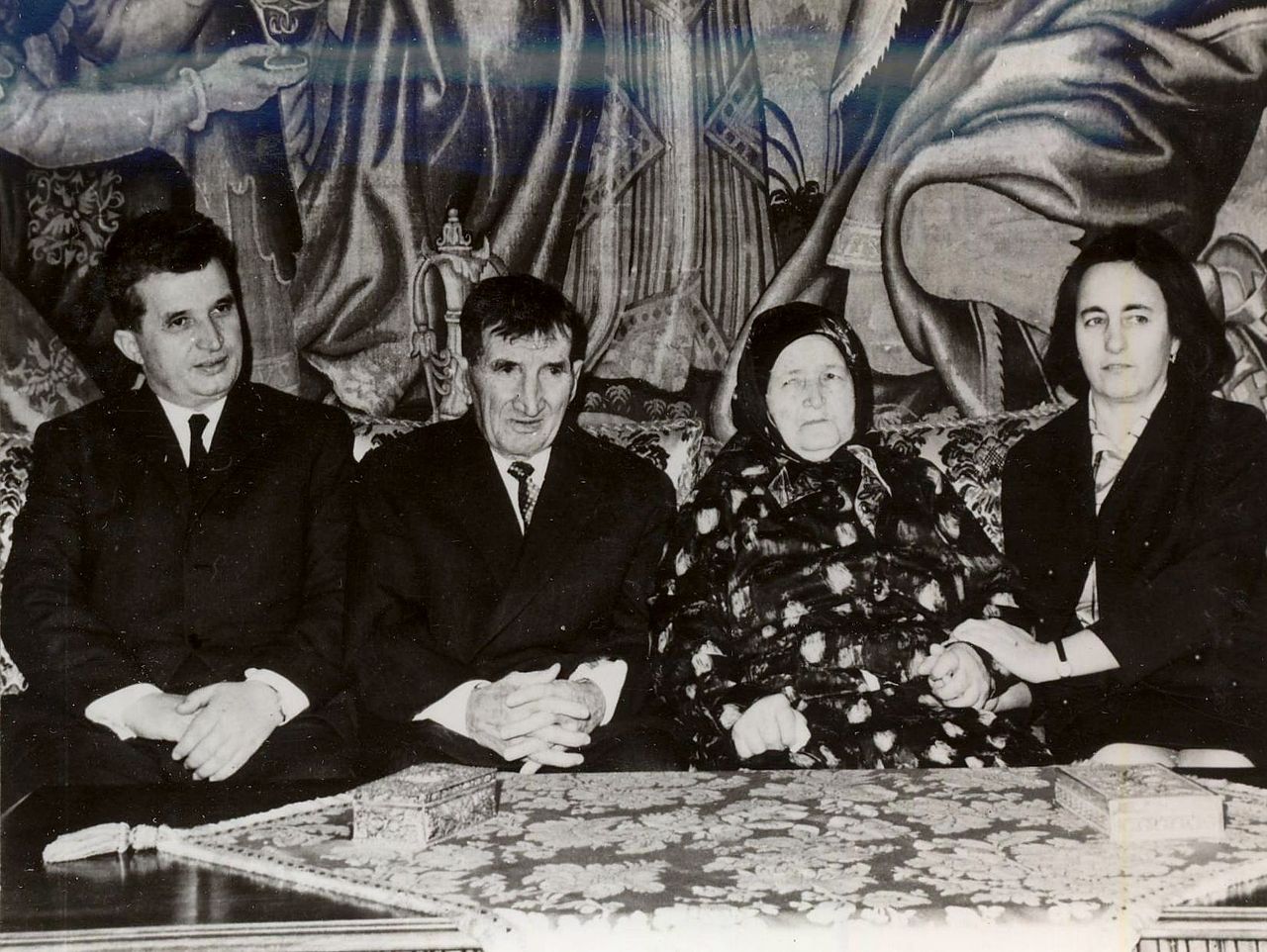 1968. Nicolae Ceausescu manifesta public un adevarat cult fata de sotia si parintii sai