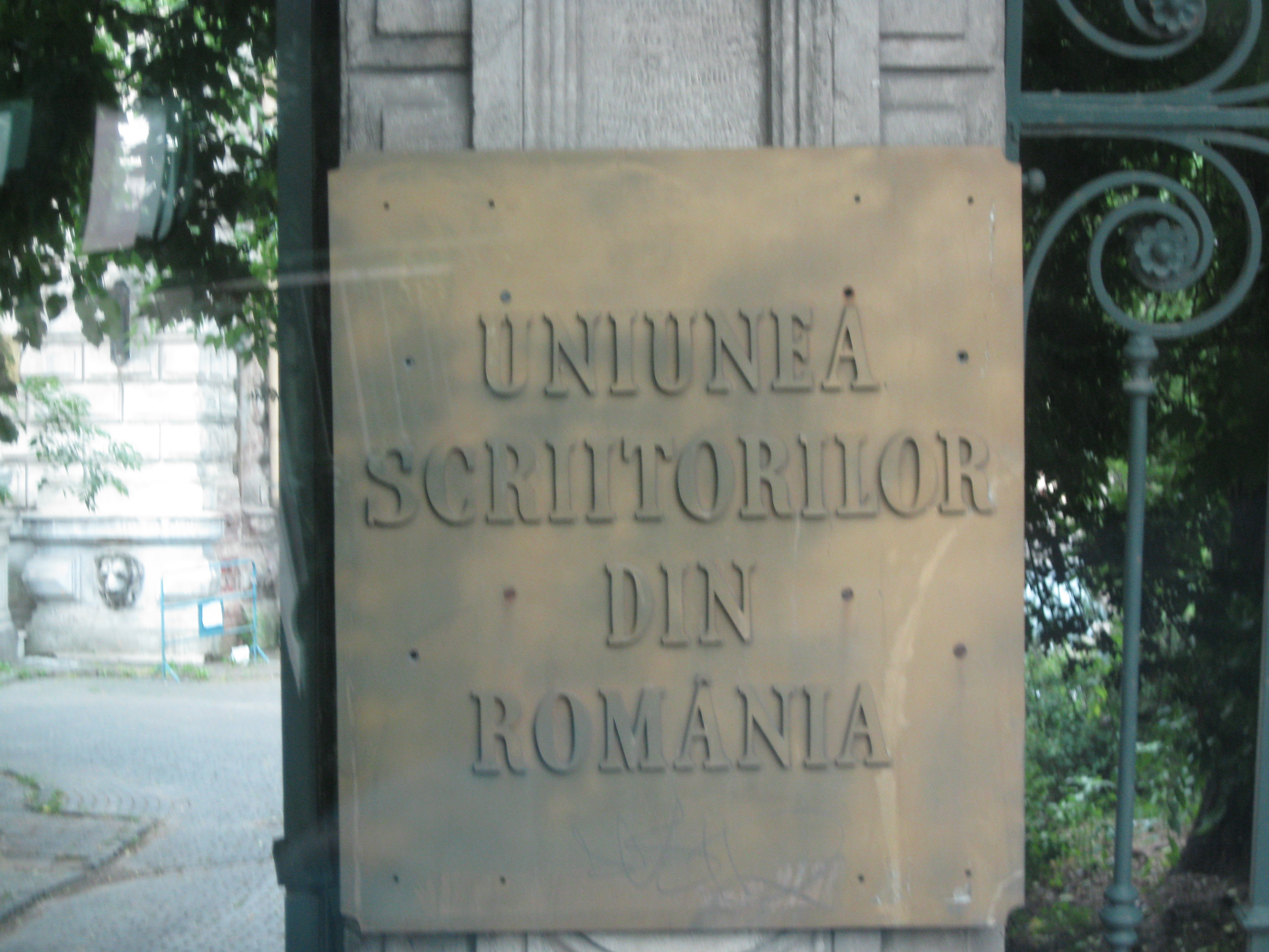 Mai multi scriitori solicita demisia lui Nicolae Manolescu, presedintele USR