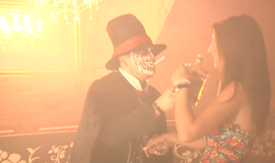 Un animator caraghios obliga una dinrte dansatoare sa bea dintr-o sticla