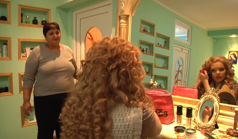 Mama cantaretei ii tine o lectie de morala, insa abia se abtine sa nu izbucneasca in ras