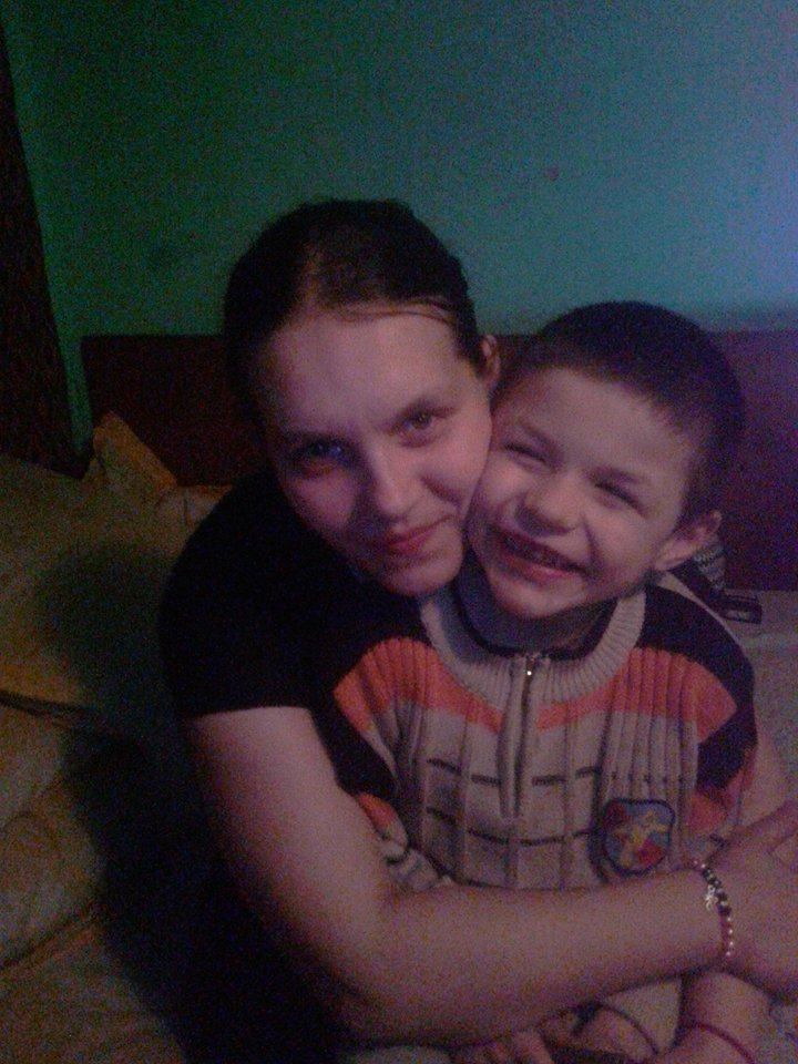 Mama celor trei baieti face eforturi uriase pentru a le asigura copiilor o masa pe zi