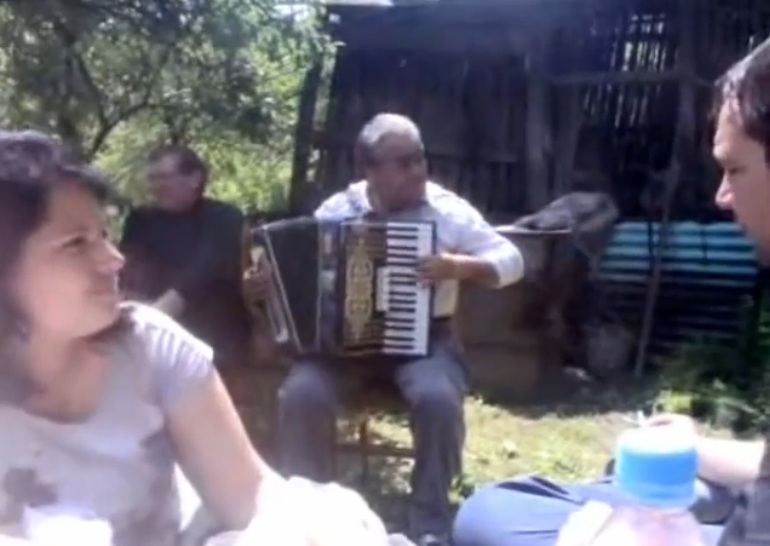 Nea Nicu canta dumnezeieste cu acordeonul intors invers