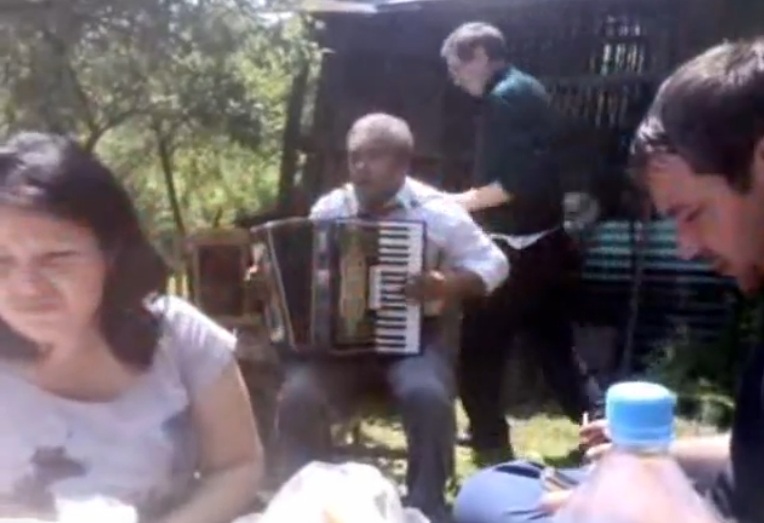 Acordeonistul inudioseaza cu versurile pe care le compune