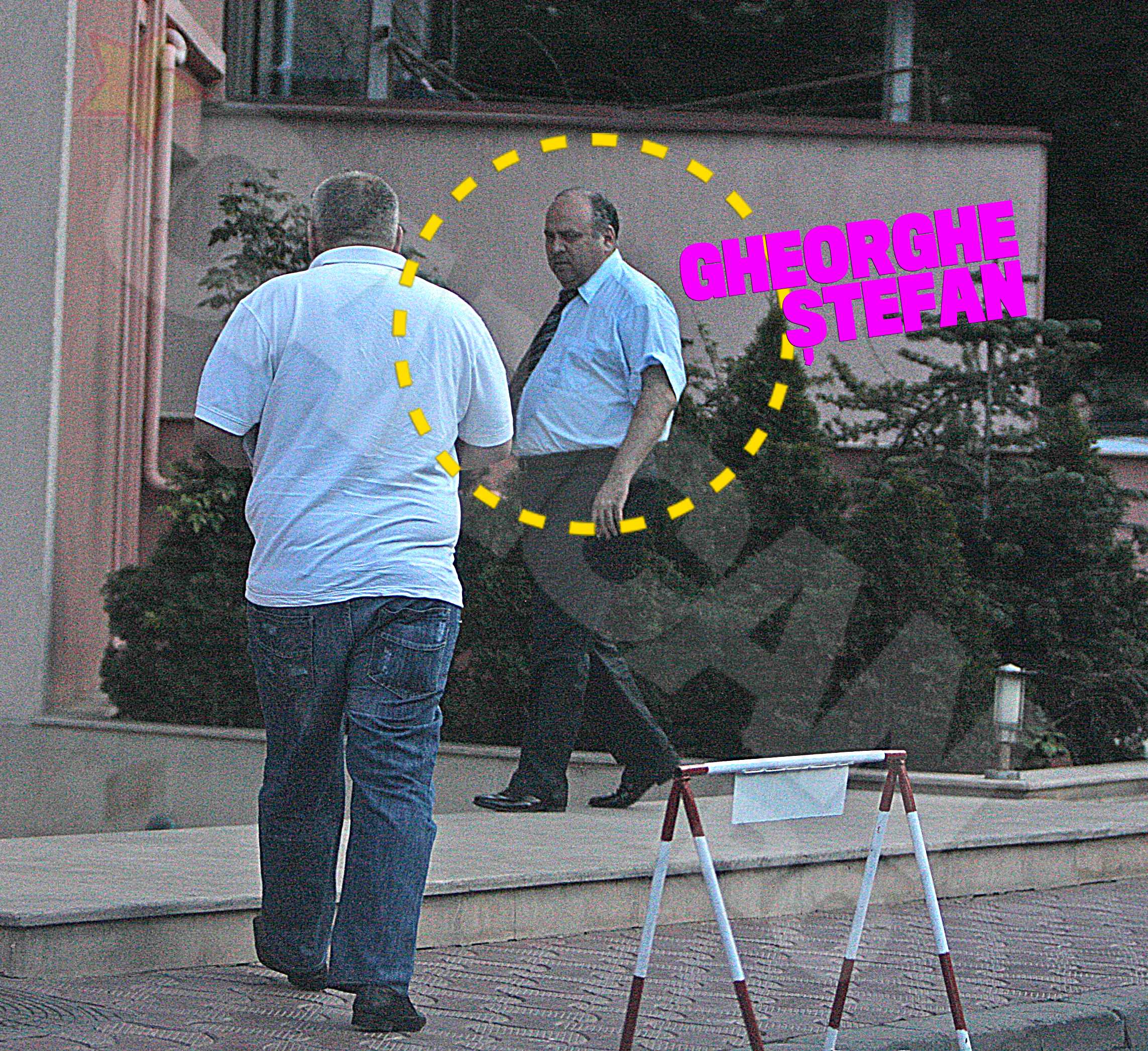 Pinalti ajunge la hotelul lui Cocos si este preluat de un angajat