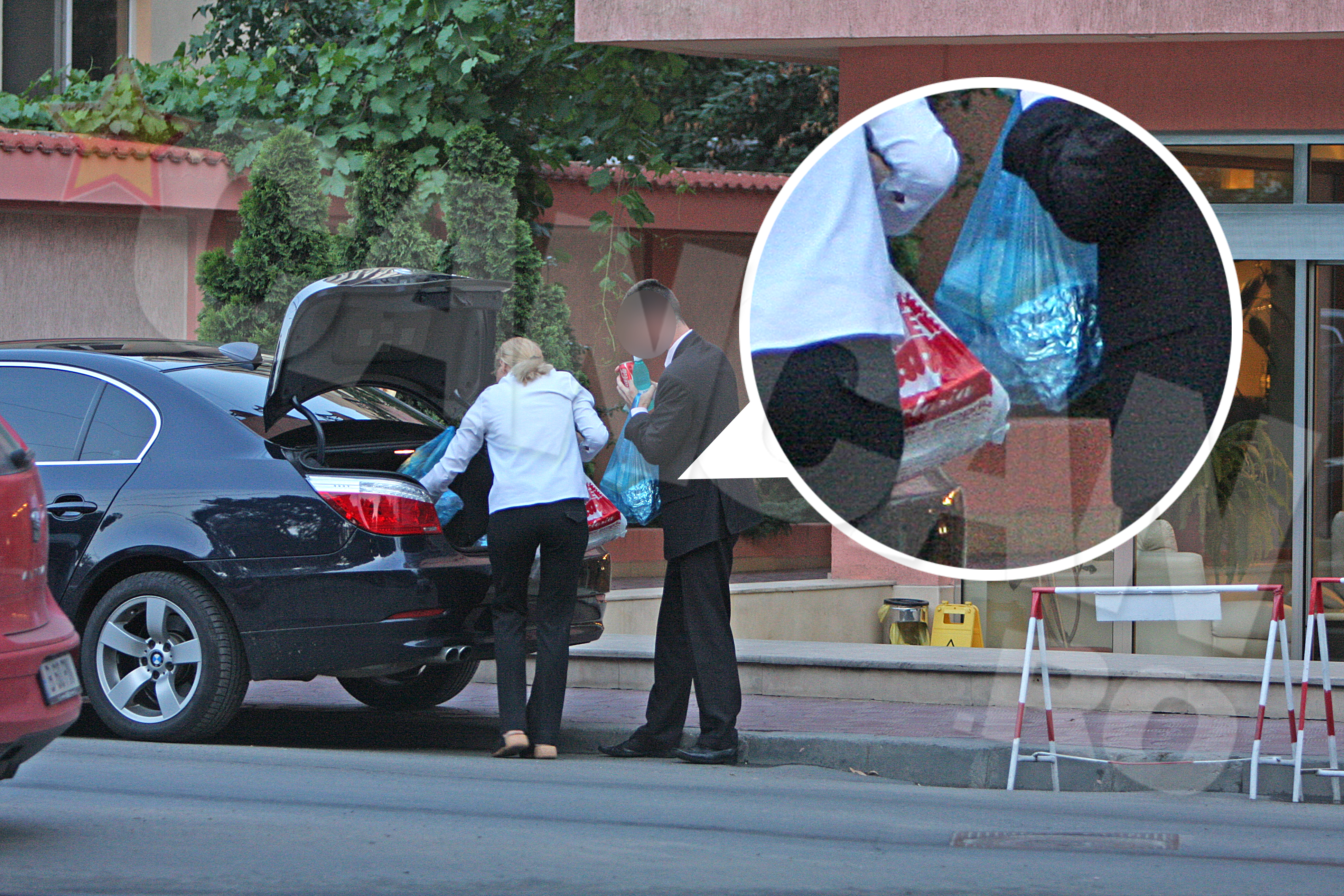 Angajatii hotelului aduc mancarea din masina Elenei Udrea