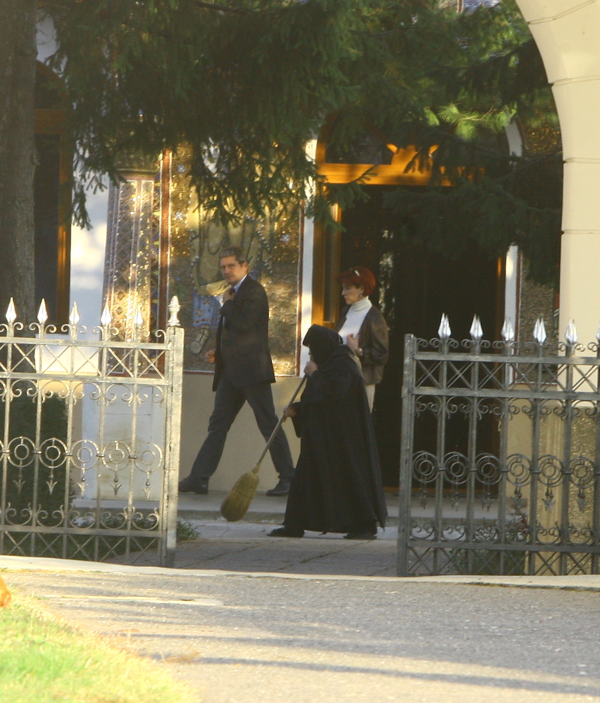 Liviu Negoita a fost dus la manastire de sotie. Aceasta l-a pus sa jure ca nu se intoarce la fosta iubita, Alexandra Mihai