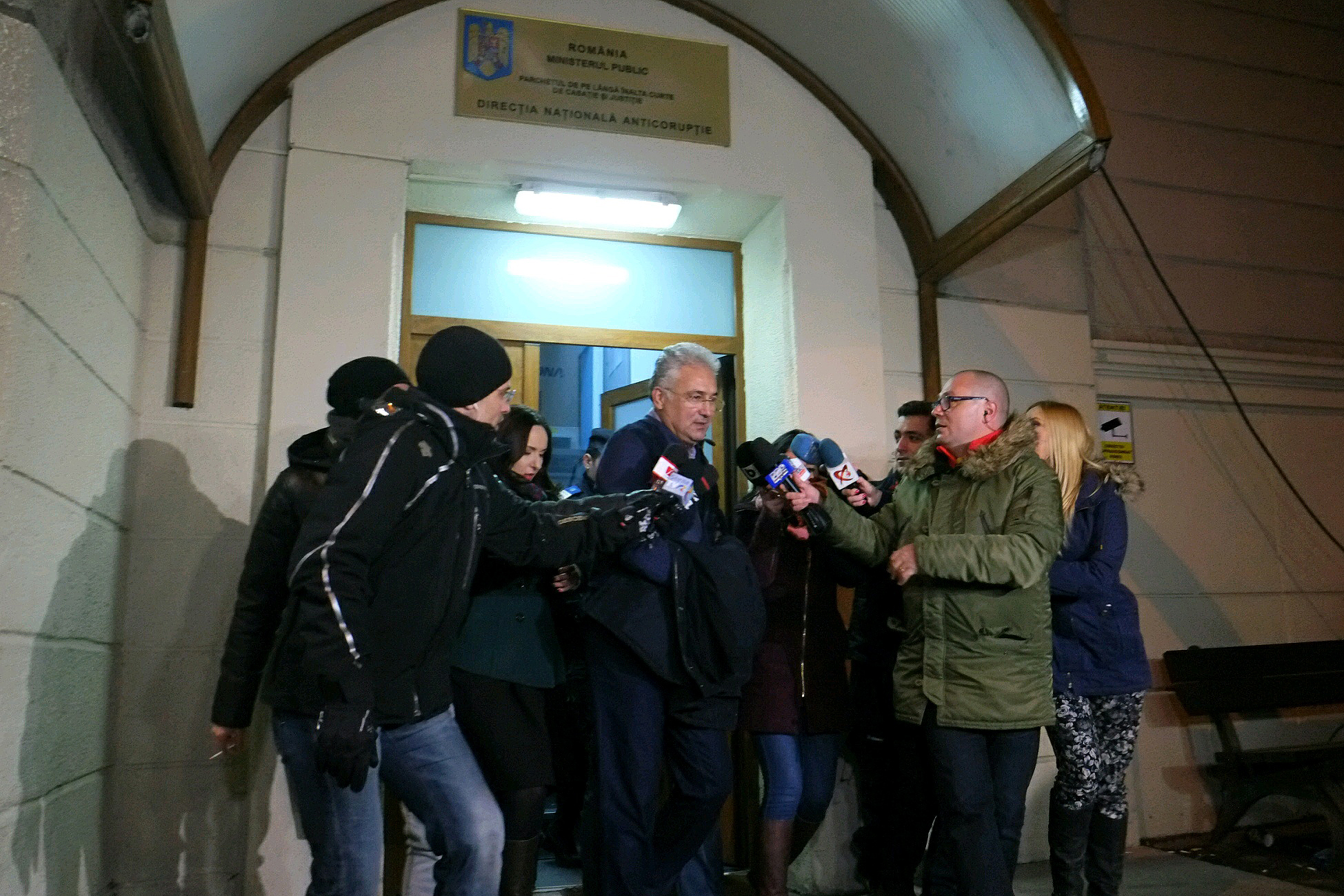 Videanu a fost scos din DNA cu catusele la maini