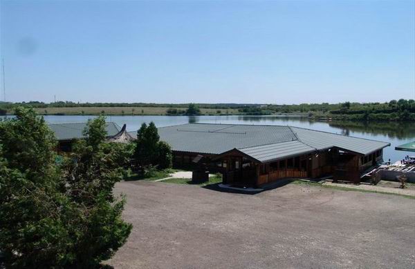 Mai multi afaceristi disputa terenul din zona lacului