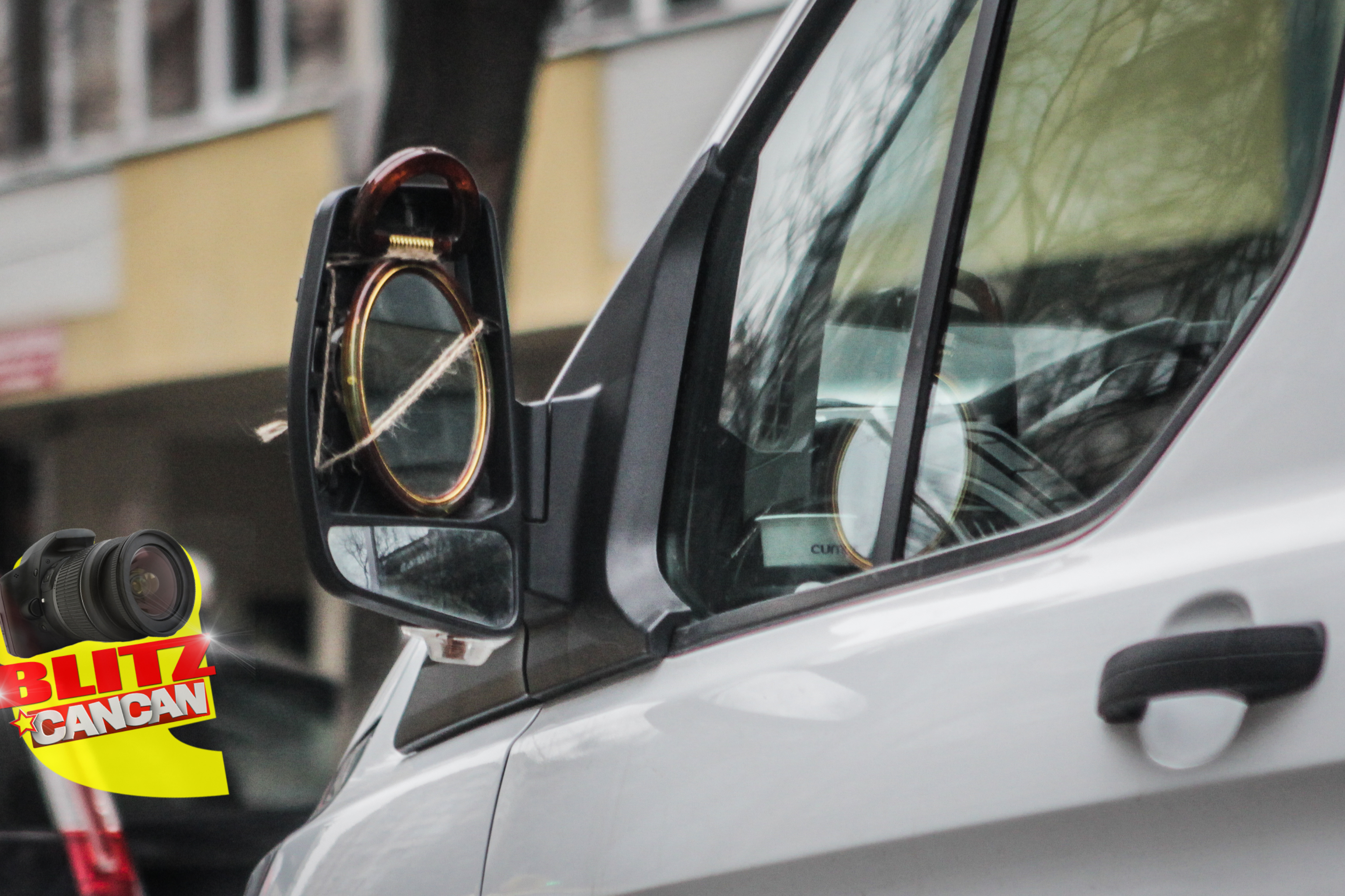 Cand nu mai ai oglinda la masina, improvizezi!