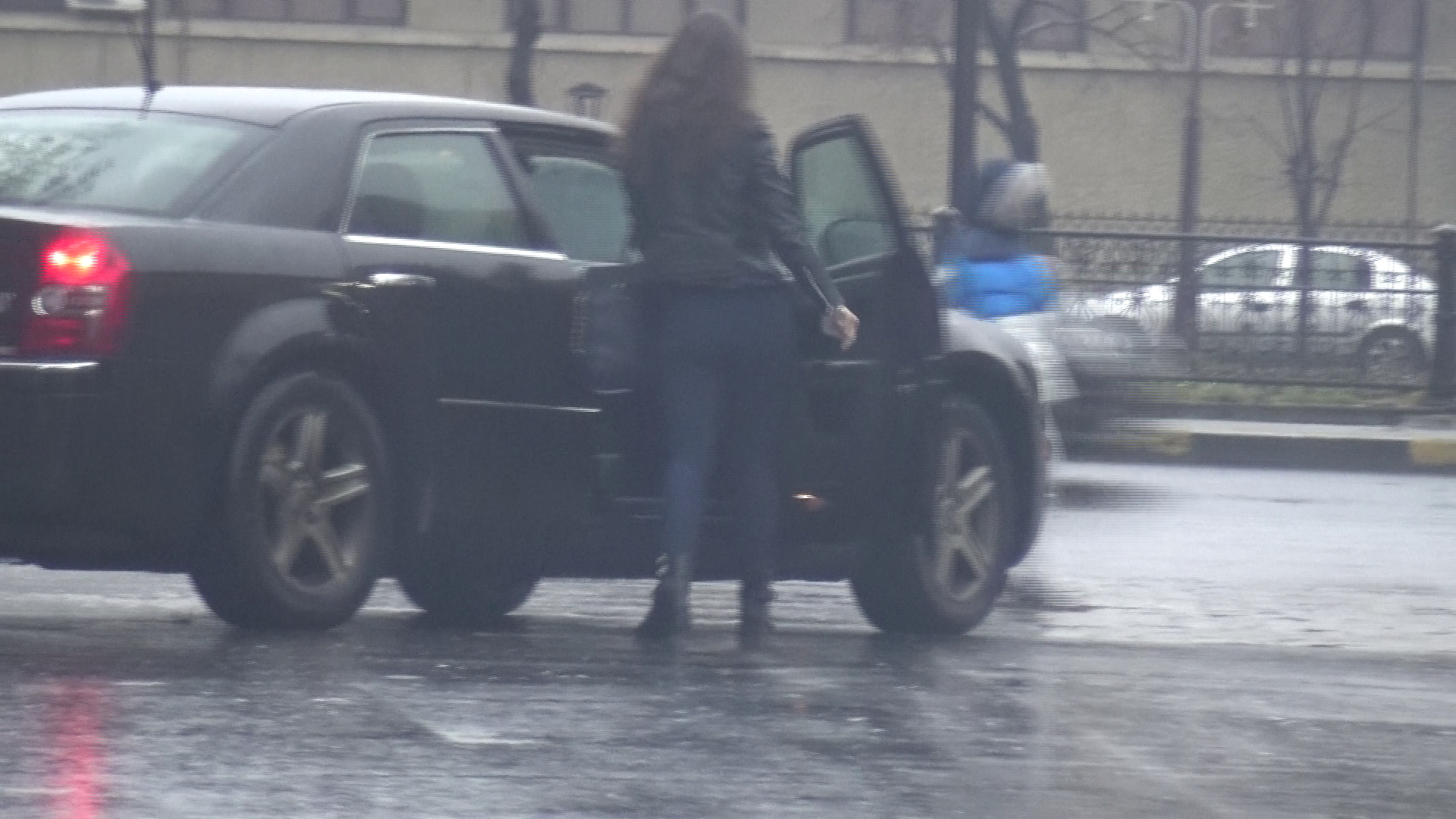 Lidia este asteptata de o masina de lux si un sofer