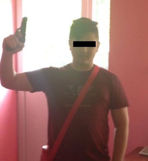 Fiul lui Belgian Tanase invata sa traga cu arma