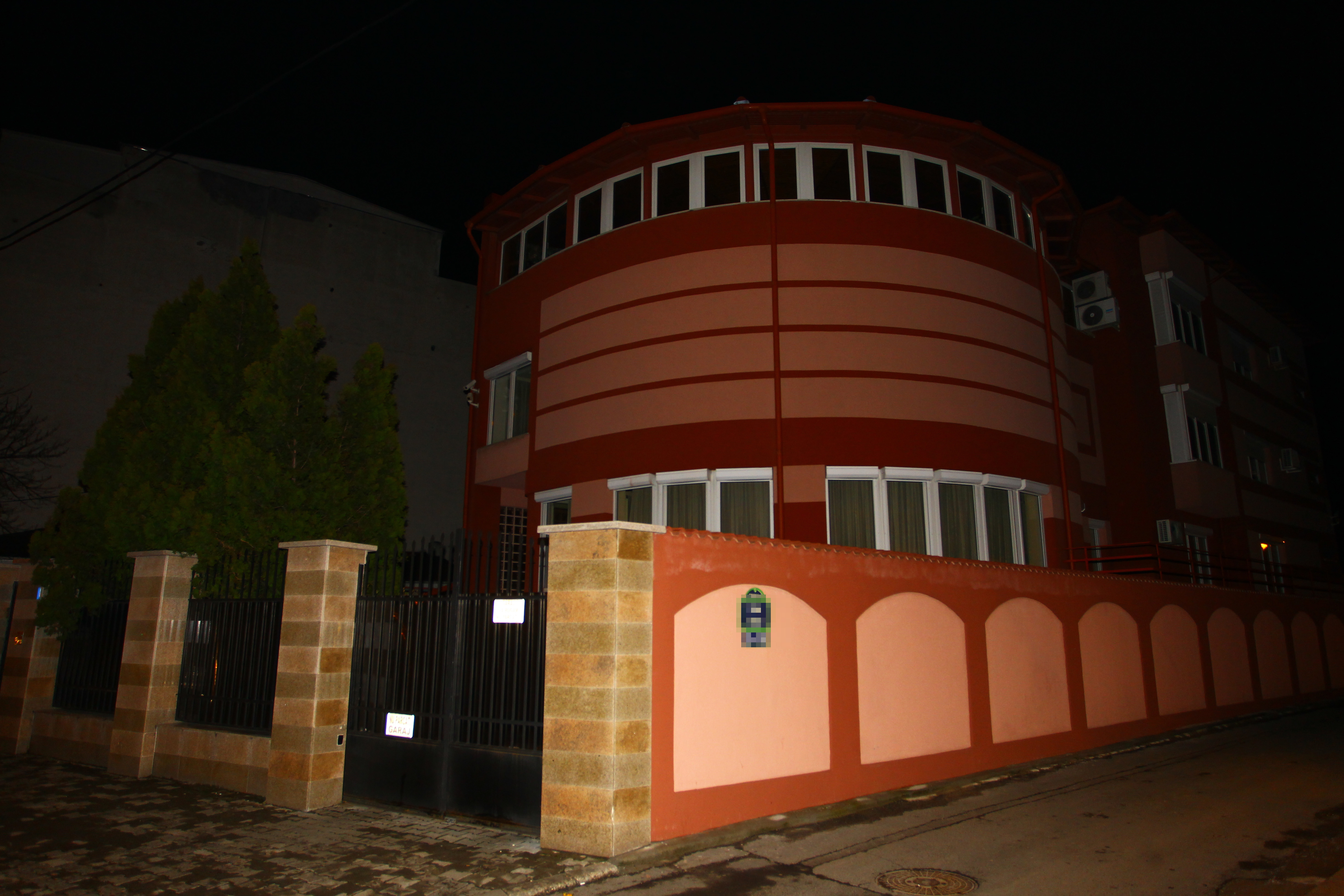 Femeia a parcat in fata casei afaceristului