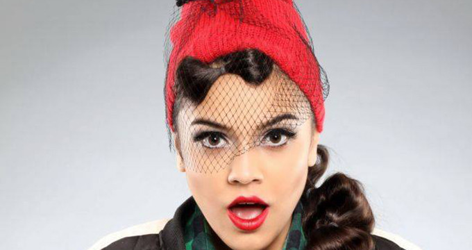 Carmen este acuzata ca a copiat la indigo stilul unei alte cantarete