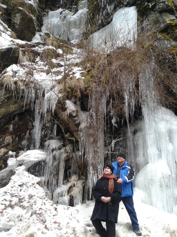 Iosef si noua lui iubita se iubesc ca adolescentii