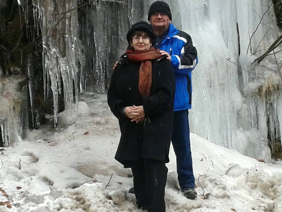 Iosef si noua lui iubita se iubesc ca adolescentii