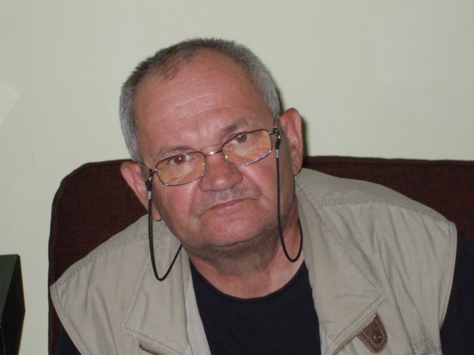 Iosef si noua lui iubita se iubesc ca adolescentii