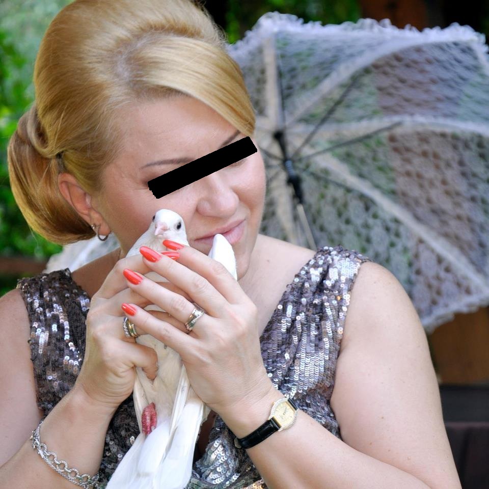 Cumnata Elenei Udrea seamana izbitor cu celebra blonda de la Cotroceni