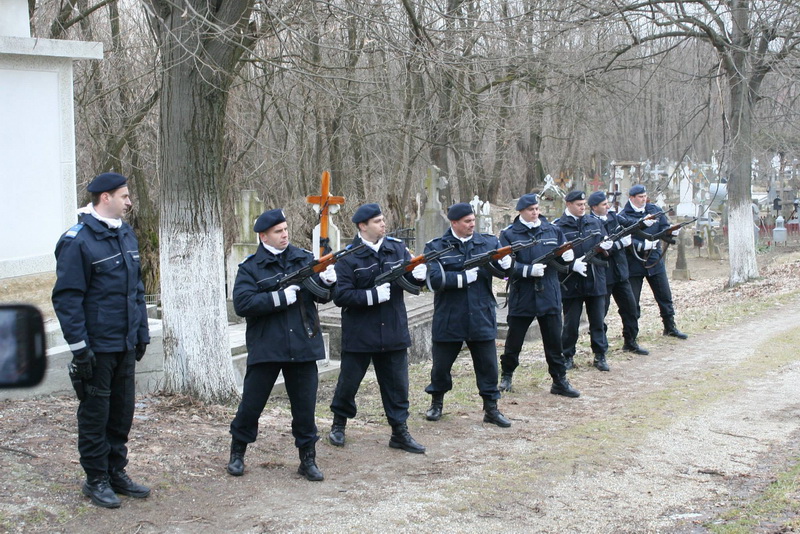 In semn de omagiu fata de Nelu Nunweiller, la funeralii s-au tras mai multe rafale