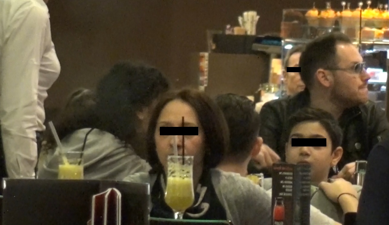 Versace se plictiseste ingrozitor in prezenta companiei