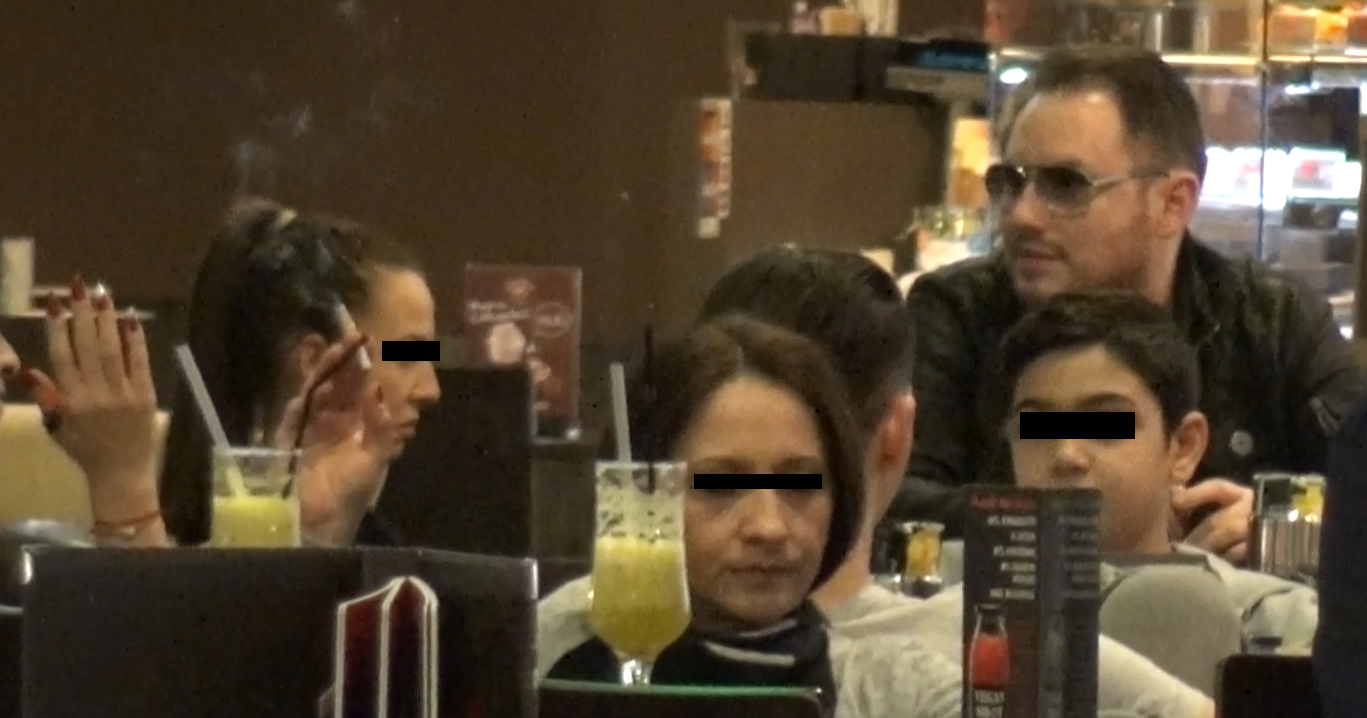 Versace se plictiseste ingrozitor in prezenta companiei