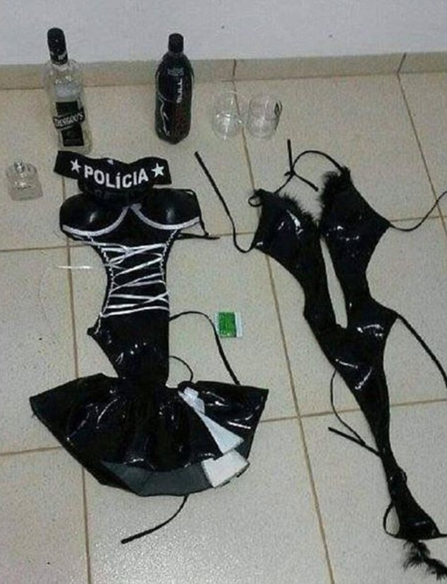 In camera gardienilor au fost descoperite o punga cu lenjerie intima feminina si costume de piele sexy