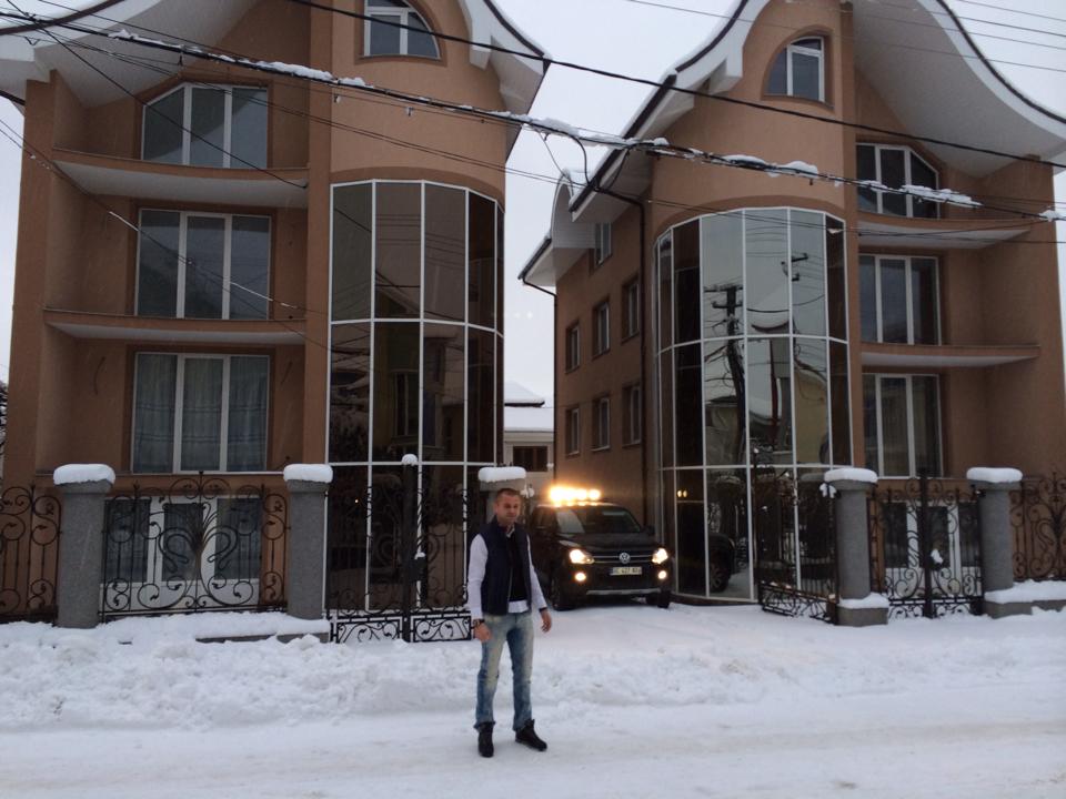 Patrick si-a facut casa din doua corpuri