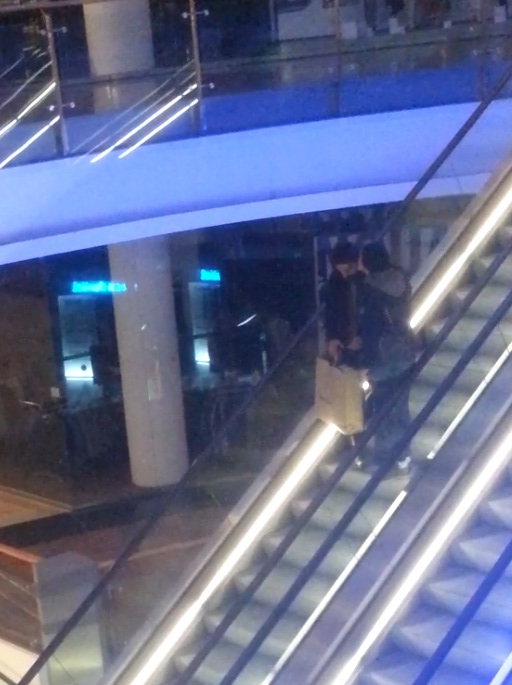 Andreea il saruta pe ureche pe Tuncay