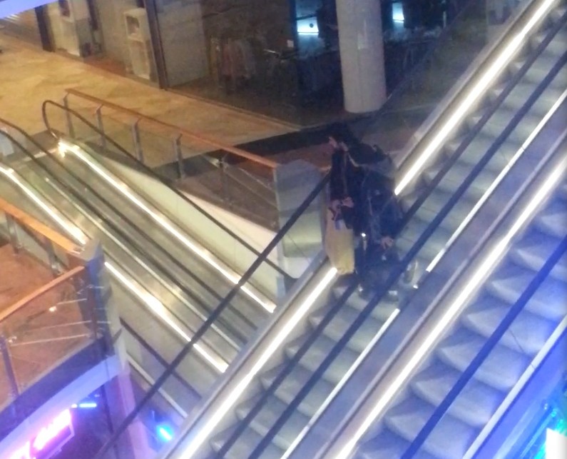 Andreea il saruta pe ureche pe Tuncay