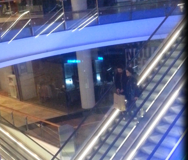 Andreea il saruta pe ureche pe Tuncay