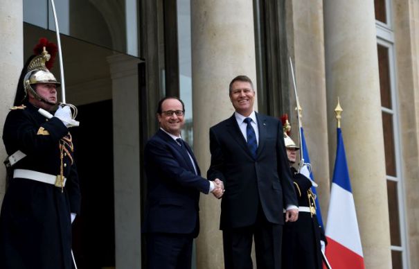 Iohannis si-a aruncat nervos paltonul pe masina