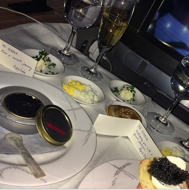 Ramona Gabor a servit in avion icre negre si sampanie