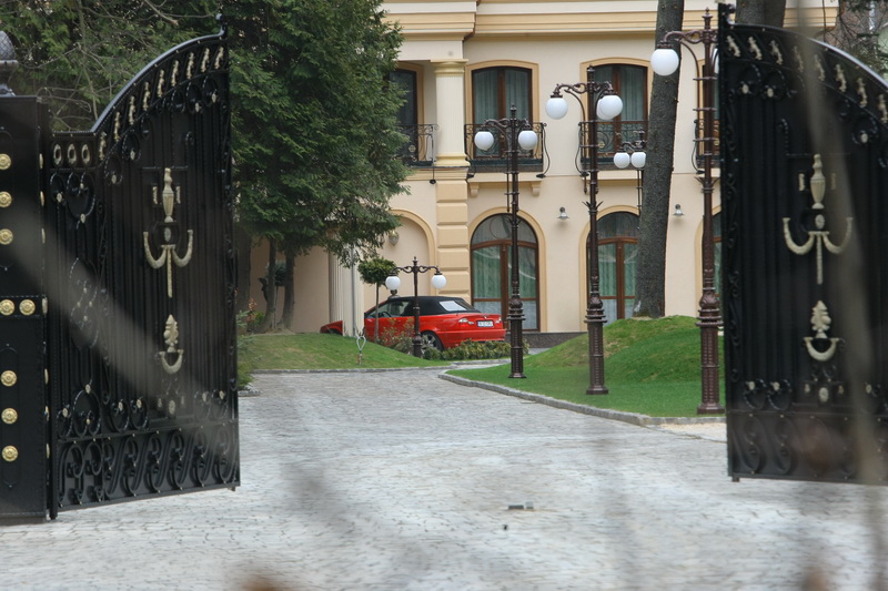 In 2012, paparazzii CANCAN.ro au filmat masina Crudutei in fata casei lui Ioan Neculaie