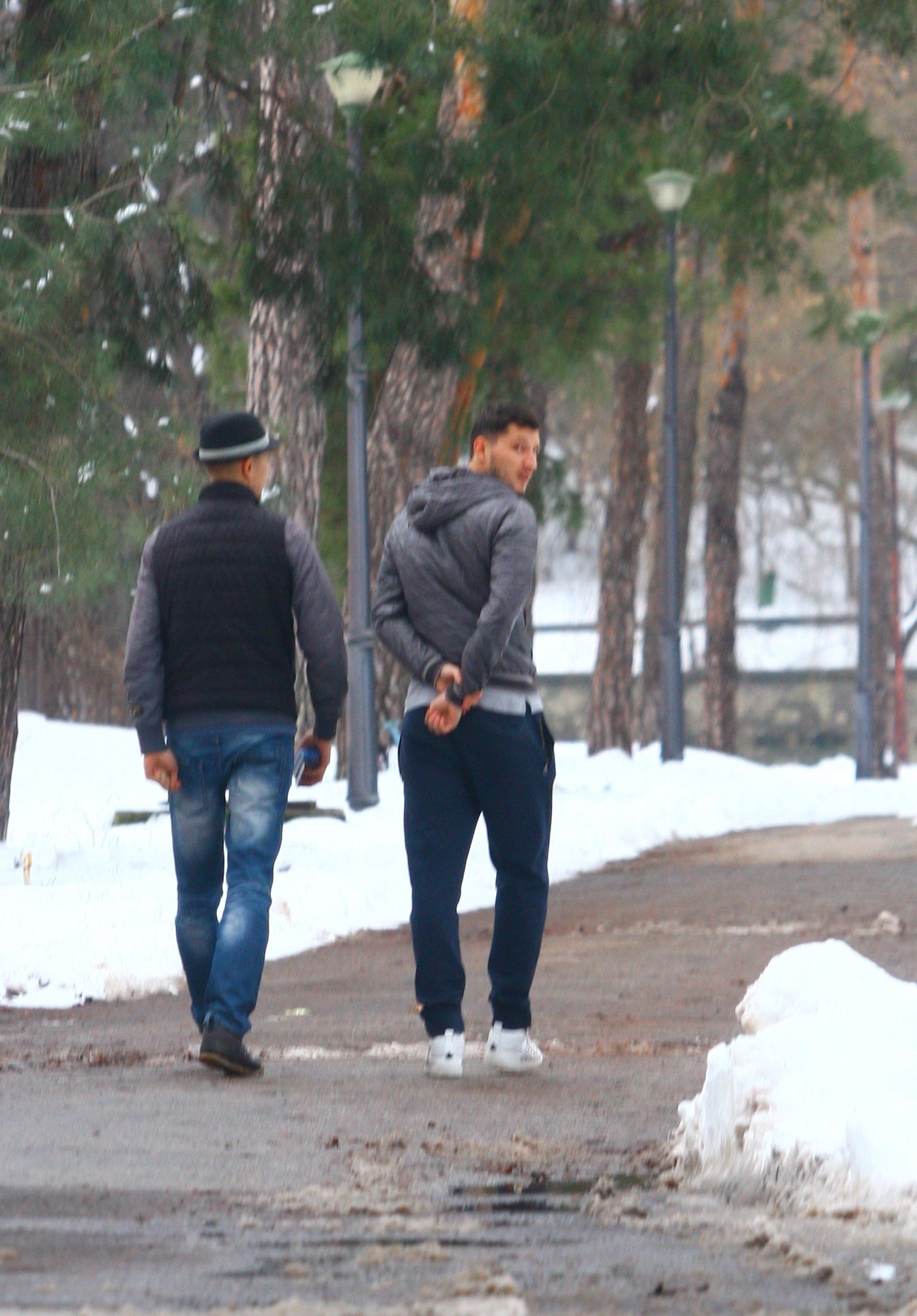 Costea si amicul sau merg la pas de promenada. Fotbalistul povesteste, taximetristul asculta