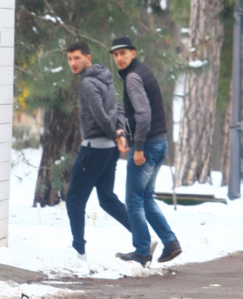 La un moment dat, cei doi au cotit la stanga, dupa un gard si s-au asigurat ca nu cumva sa nu fie vazuti de cineva