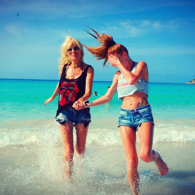 Adelina si mama ei petrec numai pe insule exotice