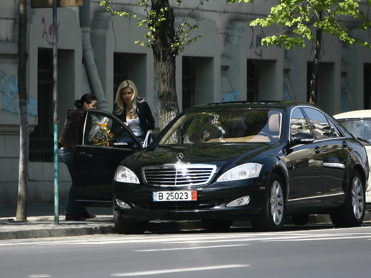 Elena Udrea a cumparat cadoul pentru Traian Basescu