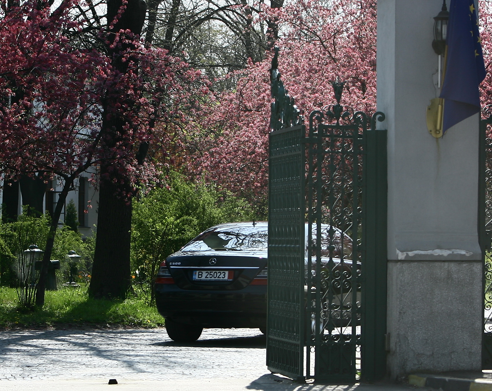 Masina in care se afla Elena Udrea se pierde pe aleile de la Cotroceni