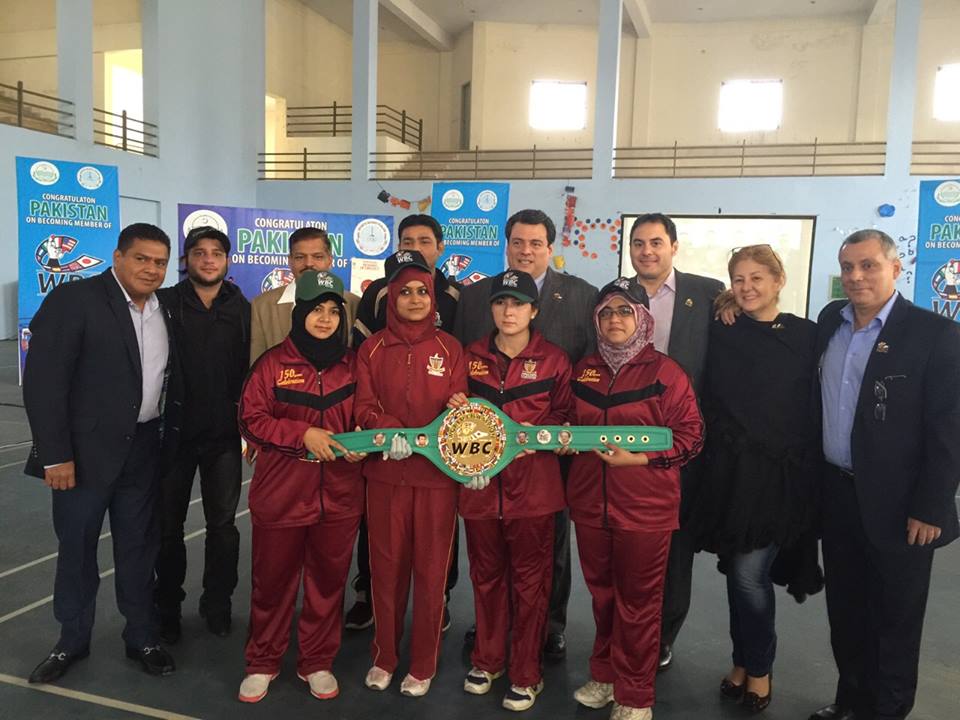 Antoanela si fiica ei se inteleg ca doua prietene