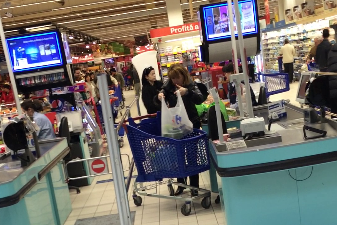 Sotia lui Traian Basescu a stat la coada pentru a plati produsele