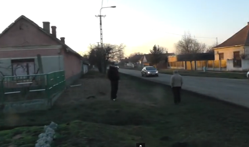 Casa a fost constuita in mijlocul drumului