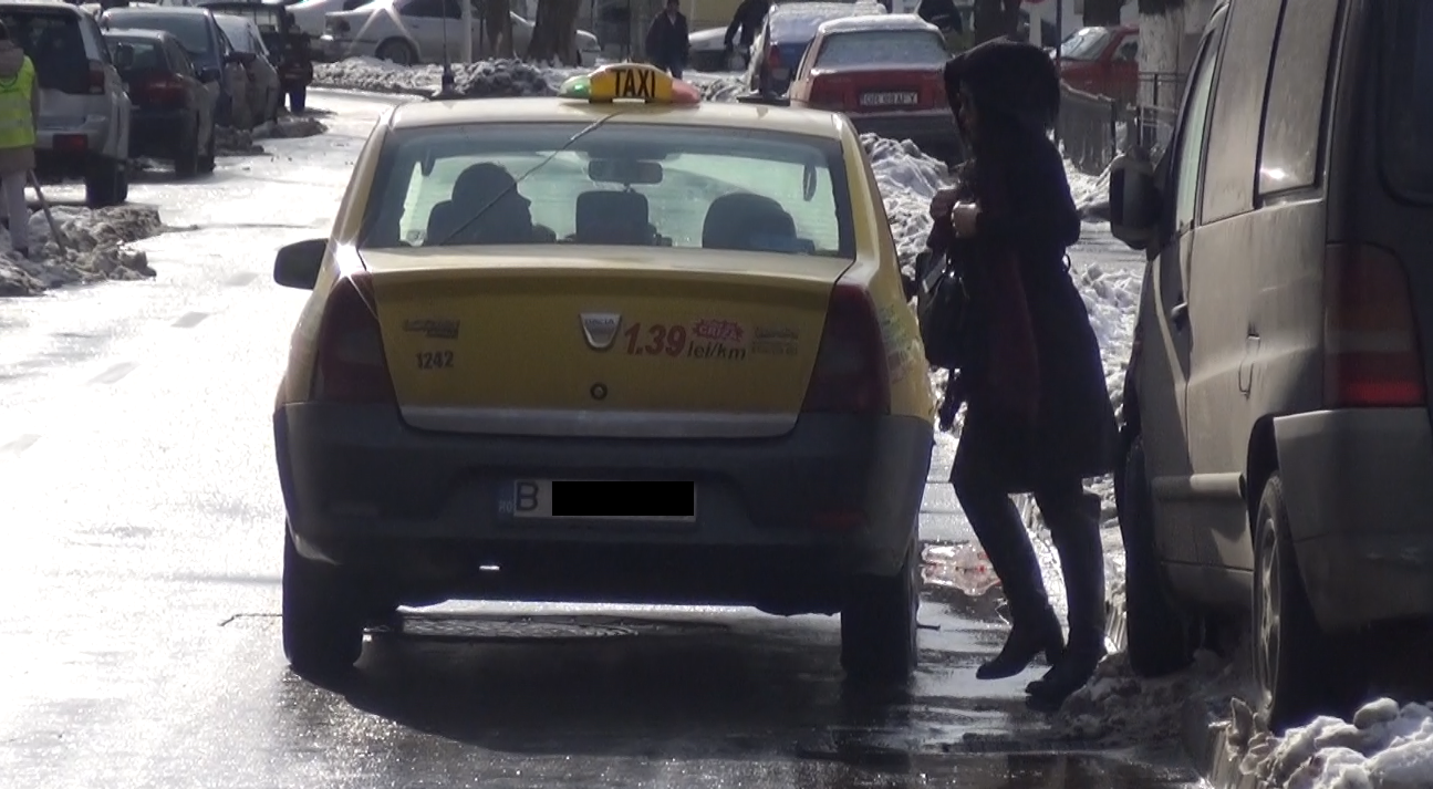 Bruneta a coborat din taxi si si-a acoperit fata, ca sa nu fie recunoscuta