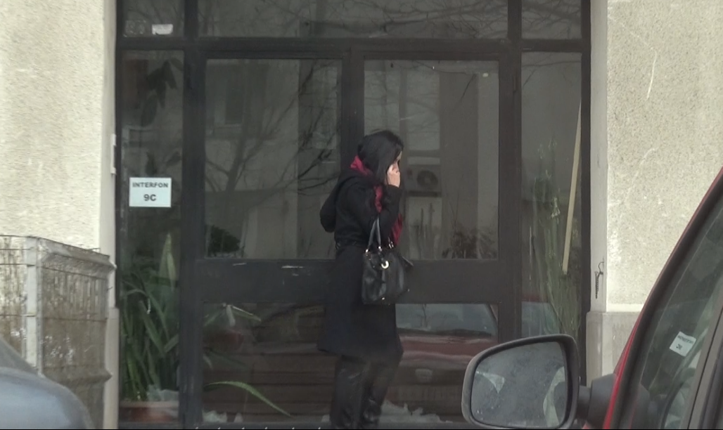 Bruneta a coborat din taxi si si-a acoperit fata, ca sa nu fie recunoscuta