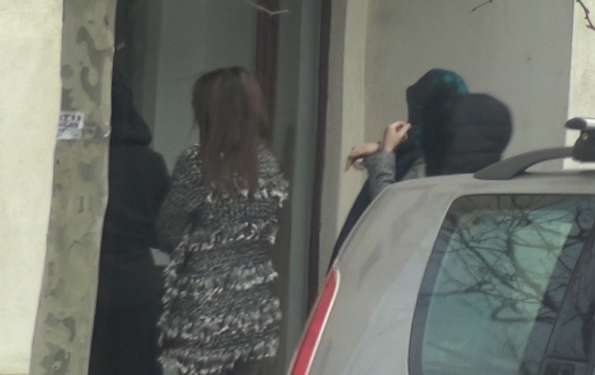 Brigada de fete a intrat intr-un bloc din centrul Capitalei