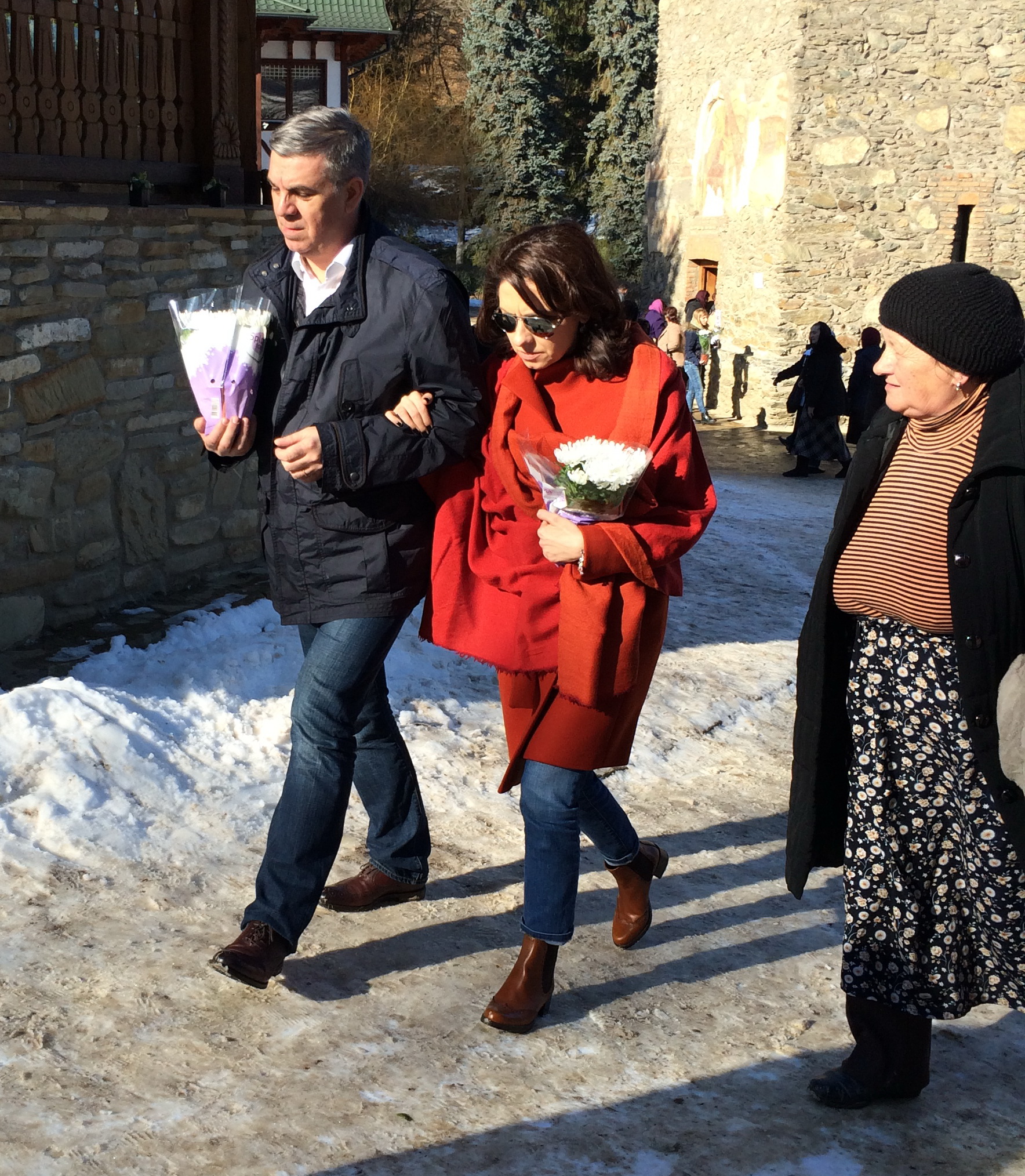 Valeriu Zgonea si sotia merg spre intrarea Manastirii Prislop