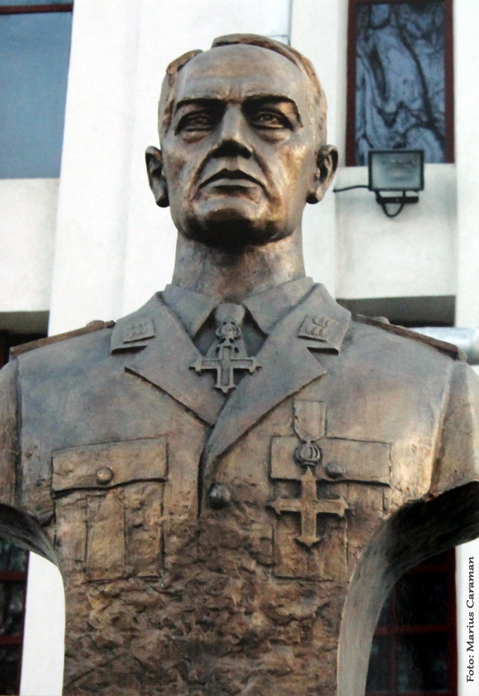 Aceasta este statuia lui Ion Antonescu, bust care a ajuns in subsolul bisericii pe care a ctitorit-o