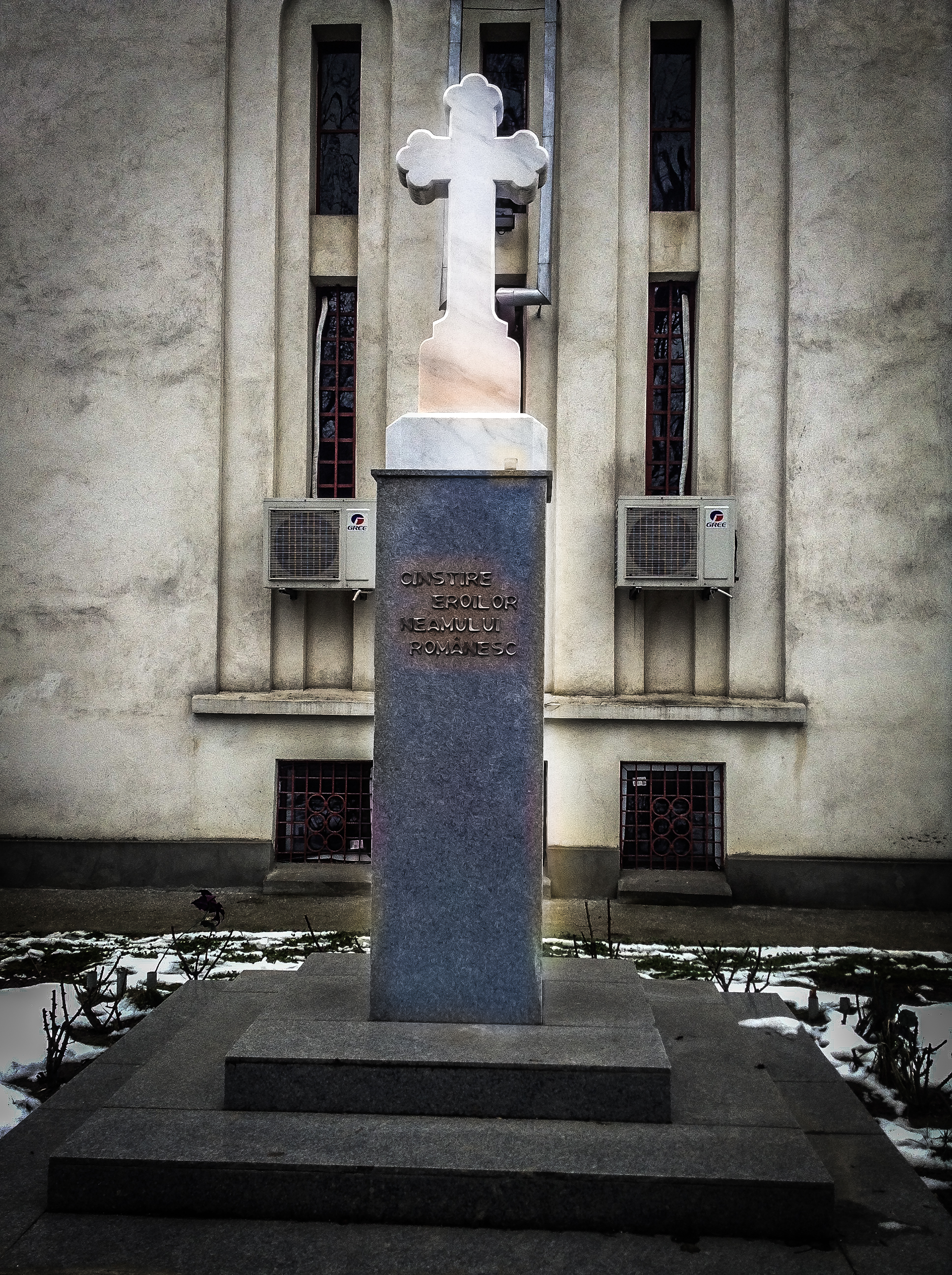 Pe soclul pe care se afla statuia lui Ion Antonescu, acum este o cruce