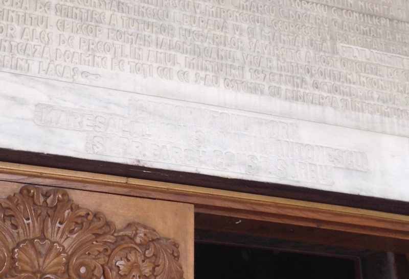 La intrarea in biserica este scris numele maresalului Antonescu